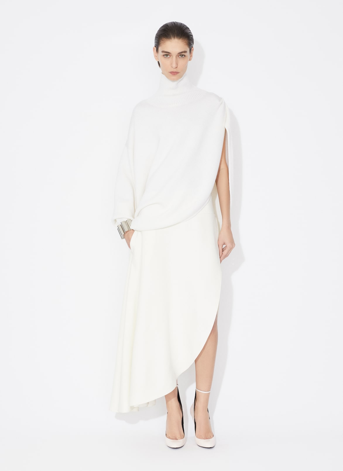 비대칭 케이프 니트 점퍼 ALAÏA NATURAL WHITE 비대칭 케이프 니트 점퍼